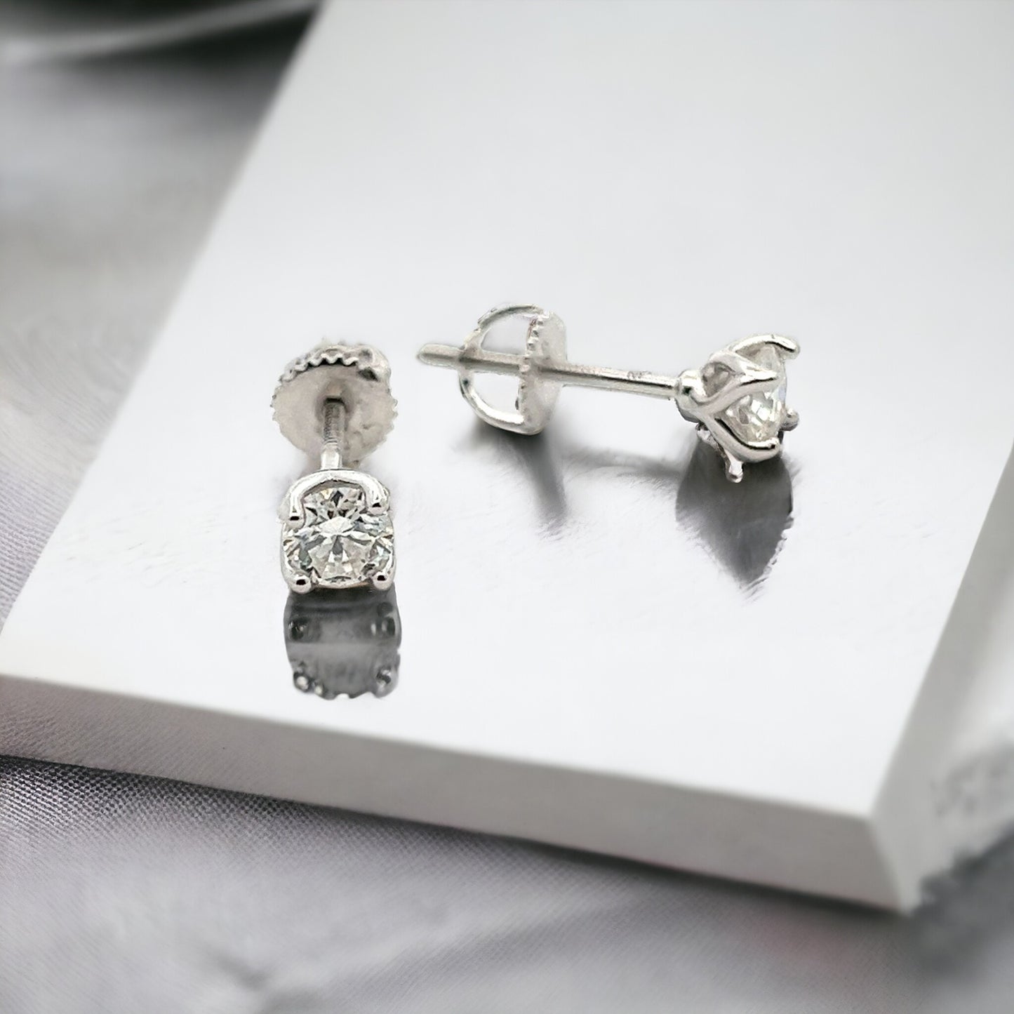 MEM-01 (4mm Moissanite Stone Earring)